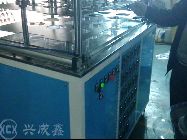 整版吸塑盖飞边机